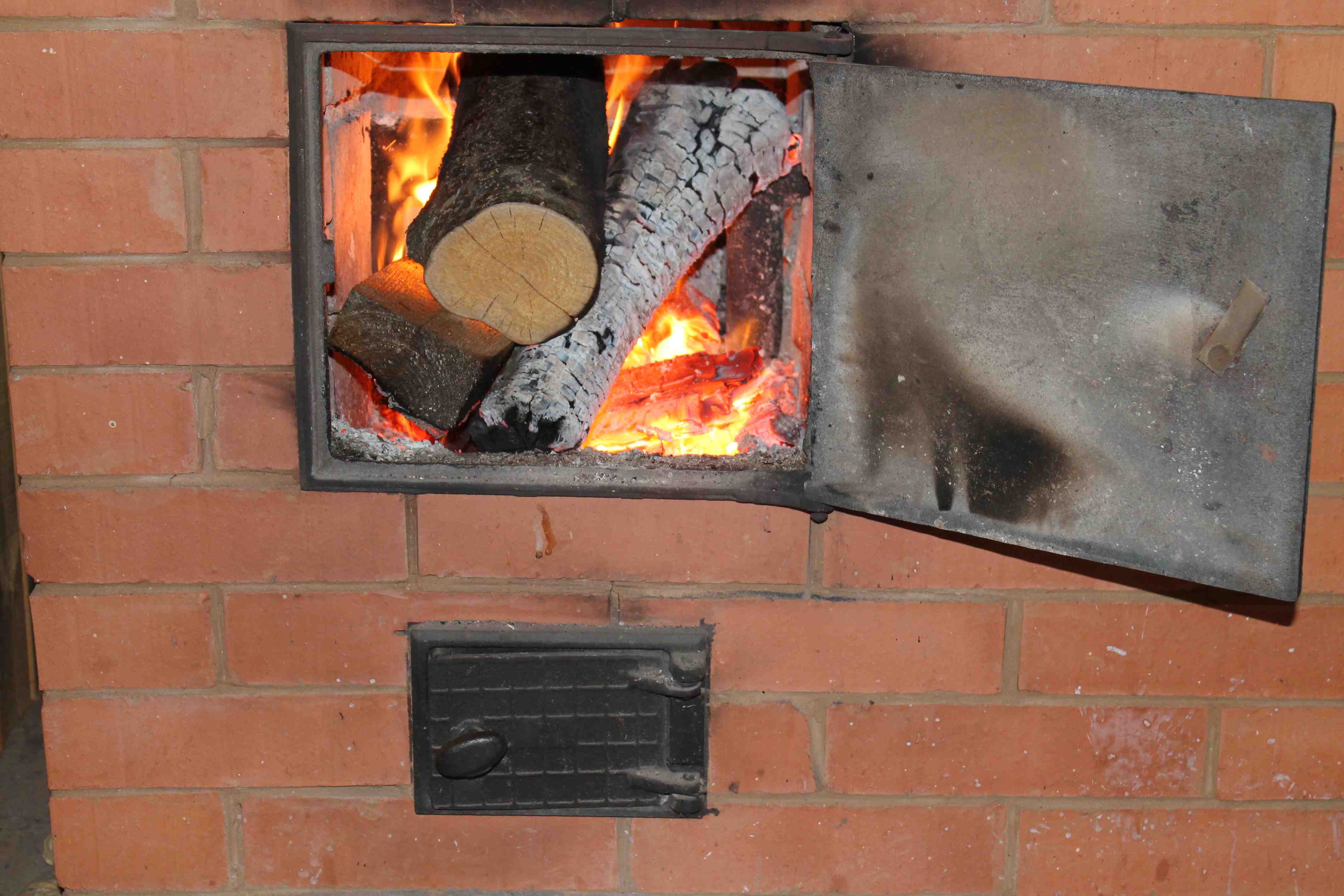 как правильно топить кирпичную печь дровами