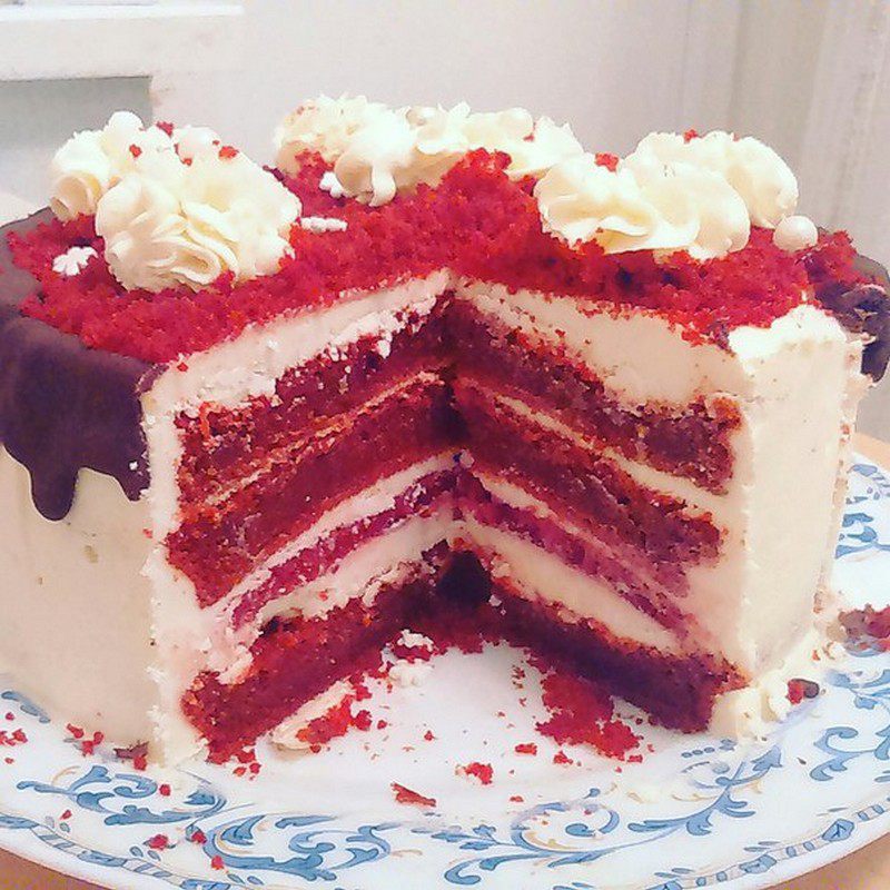 Торт с красной начинкой. Торт красный бархат с конфи. Красный бархат с ягодным конфи. Торт красный бархат с клюквенным конфи. Красный бархат с вишневым конфи.