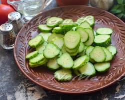 Огурцы в томатном соке и в воде с томатной пастой — обалденно вкусно!